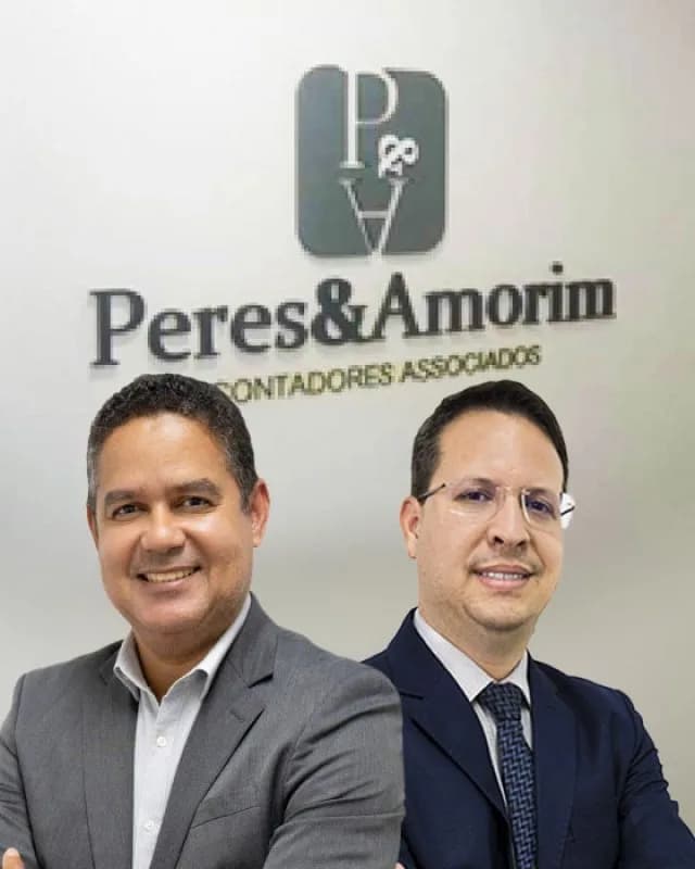 André Peres e Radjalma Amorim diante do letreiro da Peres & Amorim Contadores Associados